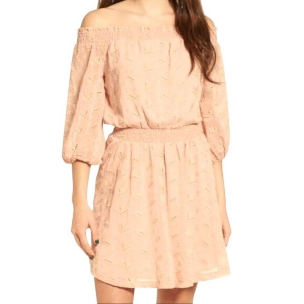 ASTR OFF SHOULDER  DRESS - Picture 3 of 6